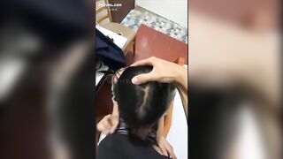 Mẹ vừa đi bắt con em gái bú tràn họng rồi xuất trong miệng khiến em sặc
