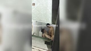 Nghe tiếng động lạ phòng vệ sinh kế bên lén quay trộm thì phát hiện th b đg đụ b gái