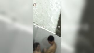 Nghe tiếng động lạ phòng vệ sinh kế bên lén quay trộm thì phát hiện th b đg đụ b gái
