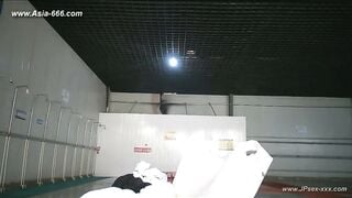 Quay lén con bạn thân ở nhà tắm công cộng vú to mông bư