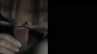 Em gái đeo kính dễ thương bú cu cho bạn trai trong nhà vệ sinh