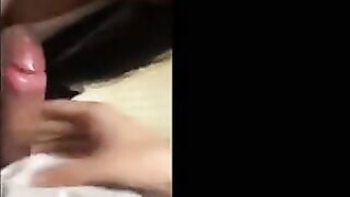 Em gái đeo kính dễ thương bú cu cho bạn trai trong nhà vệ sinh