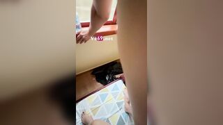Bé nữ sinh nhỏ nhắn dễ thương chịch luôn miệng hỏi anh có sướng không