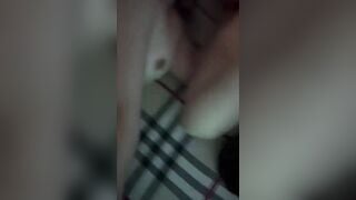 2 thằng bạn cặc to địt chung con bạn thân chubby vú to lồn múp bú cặc dâm đãng
