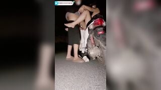 Em gái đi chơi về khuya ở đoạn đường vắng bị 2 thanh niên đè ra địt toét lồn 2