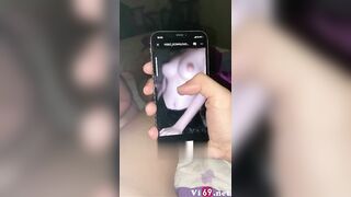 Anh ghen khi vừa chơi em vừa xem lại clip của người yêu cũ 2