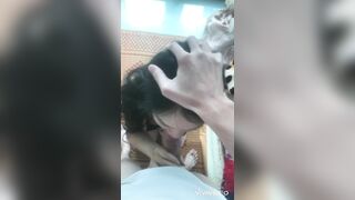 Quá nhà thăm thằng bạn thấy vợ nó đang thủ dâm