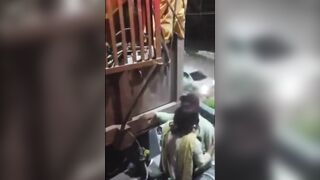 Địt nhau ở giữa đường bị người dân đuổi không đi