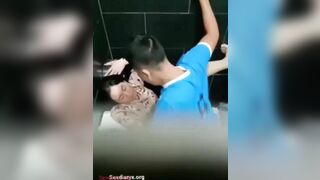 Say cùng chị đồng nghiệp vào vệ sinh đụ nhau bị quay lén