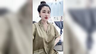 Em gái quay tiktok quên mặc giáp siêu múp