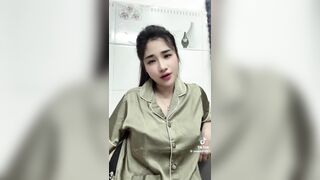 Em gái quay tiktok quên mặc giáp siêu múp
