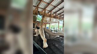 Độc lạ e gái nhún nhảy trong cafe chòi