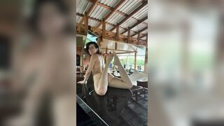 Độc lạ e gái nhún nhảy trong cafe chòi