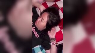 Không giám địt lên sục cặc bắn tinh đầy mặt con bạn say rượu