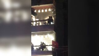 Shokc, Đôi HS lén Djt Nhau Trong Quán Trà sữa bắn nước xuống đường