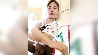Cô giáo mầm non vừa dạy trẻ vừa vào WC thủ dâm
