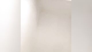 Cô giáo mầm non vừa dạy trẻ vừa vào toilet thủ dâm