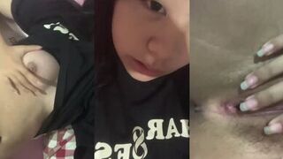 Cô gái hư hỏng để lộ bộ ngực và dang rộng âm hộ trên giường