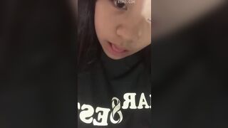 Cô gái hư hỏng để lộ bộ ngực và dang rộng âm hộ trên giường