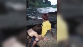 Đưa gái ra biển cho lũ bạn làm bòn chứa tinh hàng ngon dâm đãng