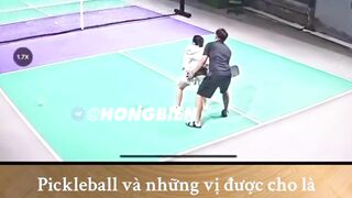 Bị bóp đít khi đang tập đánh bóng