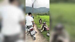 Chị gái đi chơi nhưng quên mặt quần