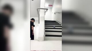 Gái dâm đưa nhau ra cầu thang địt cho sướng thì bị người lạ phát hiện bắn tinh đầy ồn