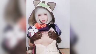 Em gái vú tròn cosplay thủ dâm với máy rung