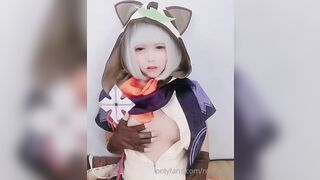 Em gái vú tròn cosplay thủ dâm với máy rung