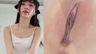 Sex Lồn Em Dí Sát Điện Thoại Để Các Anh Liếm Cho Em Bớt Nứng