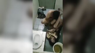 loạn luân em gái đi nhậu về say đi vệ sinh bị anh họ đè ra địt trong nhà vệ sinh