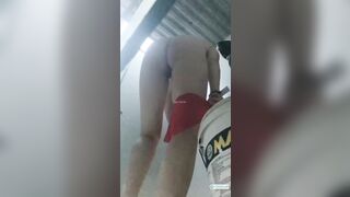 Quay lén phòng tắm khu du lịch biển hấp dẫn thật