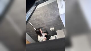 Quay lén bà chị xinh như hoa đang đi vệ sinh