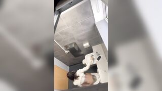 Quay lén bà chị xinh như hoa đang đi vệ sinh