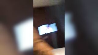 Đang chịch sướng em vẫn không quên cầm điện thoại quay phim làm kỷ niệm