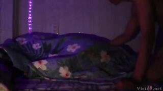 Nằm ngủ cũng không yên, nứng cặc thằng anh kế nửa đêm vào phòng con riêng của mẹ