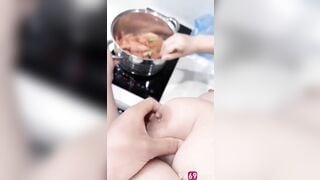 Đang nấu ăn anh kéo quần chịch ngay trong bếp em xin tha mà anh không chịu 2
