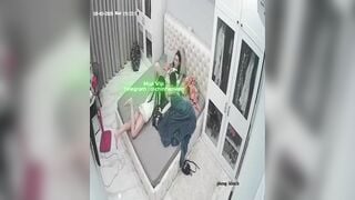 Hack Camera Con Gái Nhổ Lông Lồn Cho Mẹ