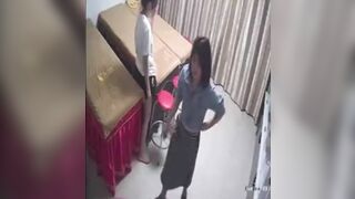 Quay lén khách hàng đi triệt lông lồn siêu múp nhiều nước