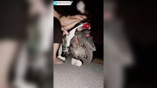 Em gái đi chơi về khuya ở đoạn đường vắng bị 2 thanh niên đè ra địt toét lồn 3