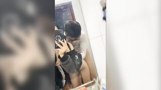 Đôi trẻ đụ trước gương quay kỷ niệm