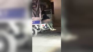 Sex Cặp Đôi Địt Nhau Trên Xe Công An Phường Ngay Trên Đường Vì Quá Nứng