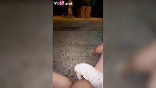 Đêm hôm chơi lướn đưa em ra trước cửa chơi public