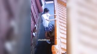 2 em học sinh đi ngoại khoá cũng lén trốn đi địt nhau dâm đang kích thích