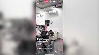 Vợ long chín ngón lộ hàng lúc chồng live