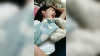 Nhà có con em gái mà hết móc rồi đút, cứ nhằm lúc đang ngủ đè ra thịt cơ