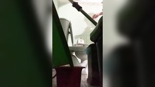 quay lén em gái đi vệ sinh