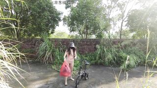 E gái xinh đẹp đam mê public show lồn khỏa thân đạp xe đi dạo quanh làng