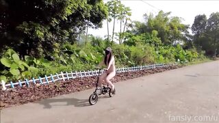 E gái xinh đẹp có sở thích show lồn public đạp xe đi dạo quanh làng p3