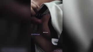 Dẫn con bạn về nhà chơi sờ vú sờ lồn non mới nhú dâm đãng